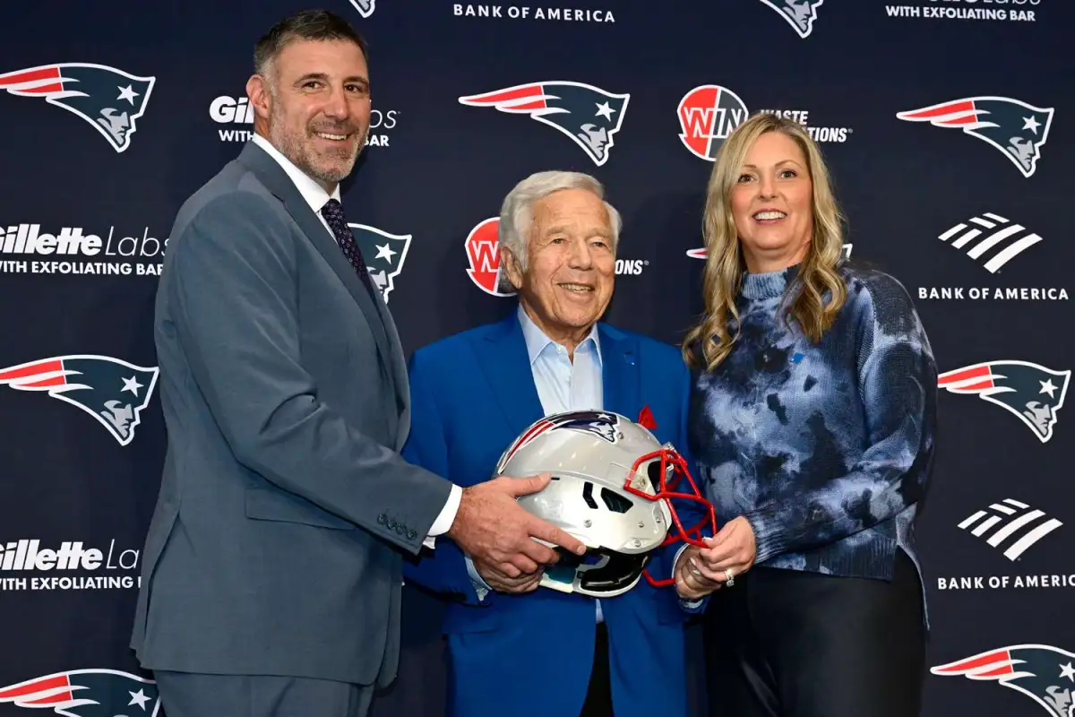 Scandalized NFL coach Mike Vrabel catapults himself back into spotlight as he steps out with wife Jen at Taylor and Travis' wedding... in the wake of Dianna Russini affair scandal - 4