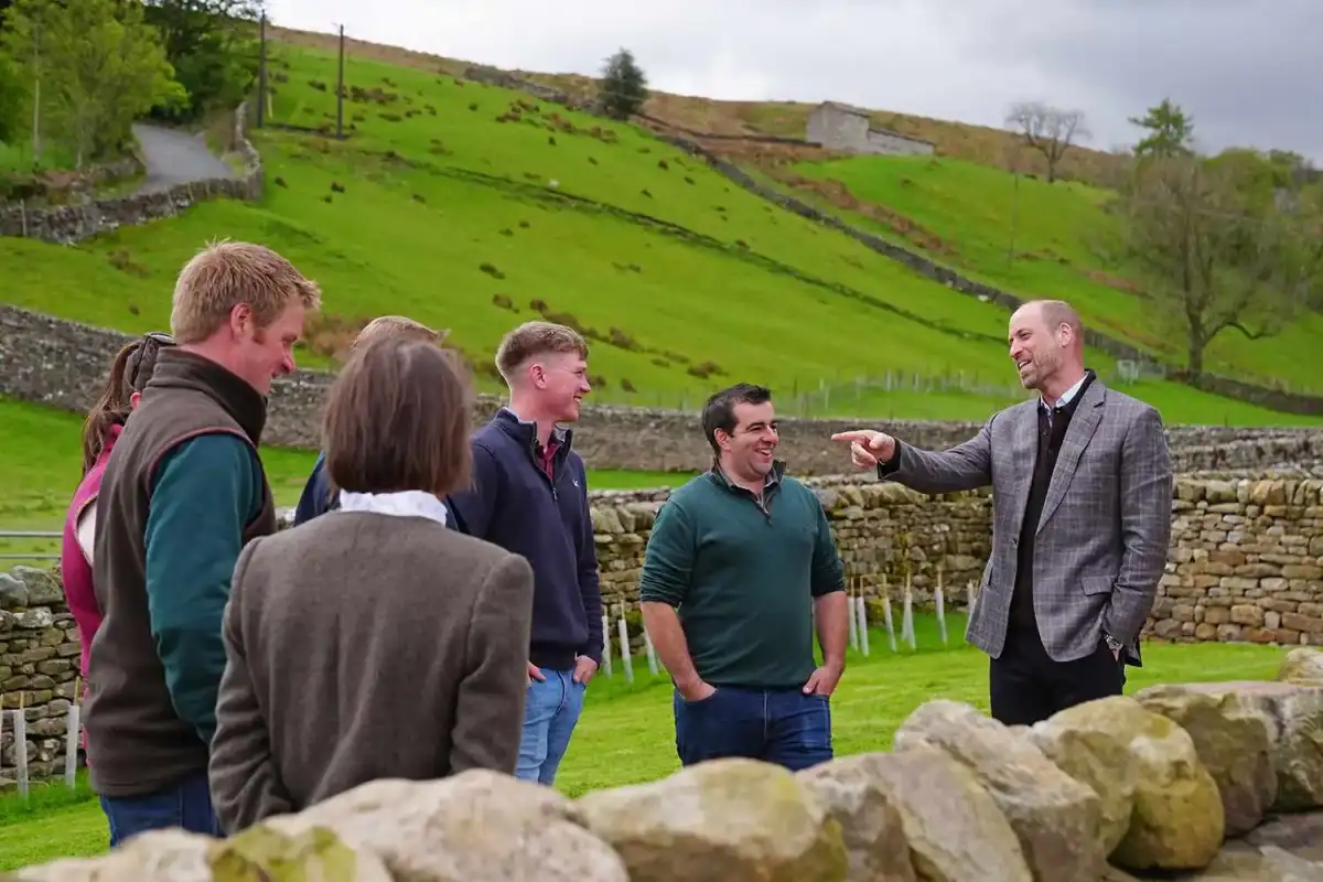 Prince William shares cake with farmers - 1