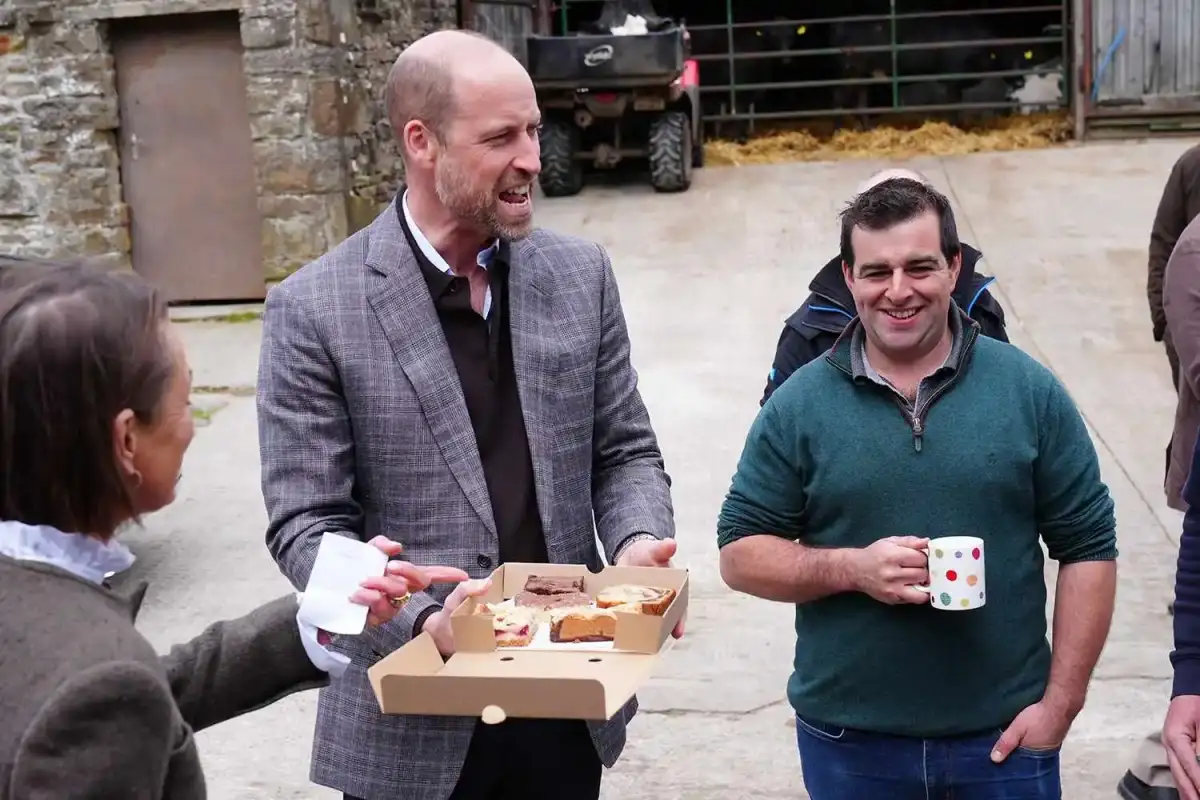 Prince William shares cake with farmers - 3