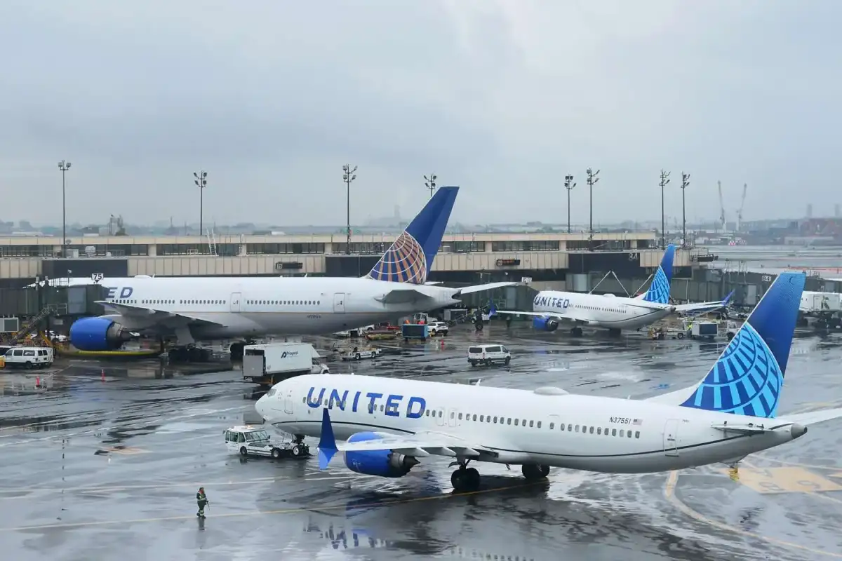 Plane Hits Light Post and Damages Tractor-Trailer at Newark Airport - 3
