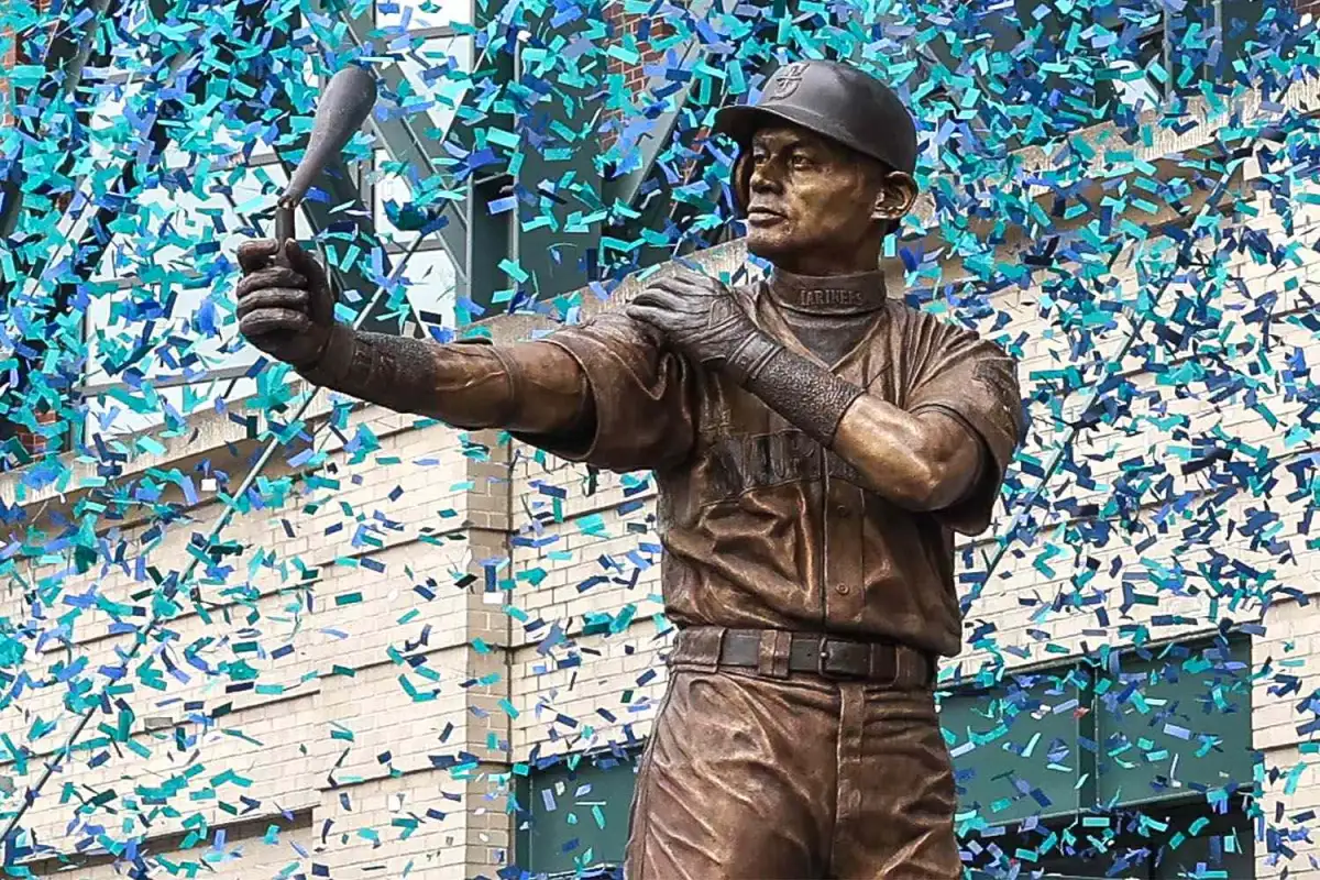 Famed baseball player Ichiro Suzuki's statue unveiling goes wrong - 3
