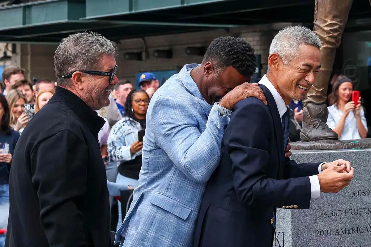 Famed baseball player Ichiro Suzuki's statue unveiling goes wrong - 2