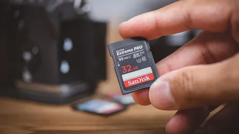 Sandisk Soars 482% As AI Memory Boom Slashes Valuation Multiples - 1