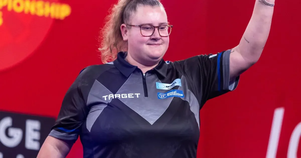 Greaves makes history as first woman to win PDC ranking title - 1