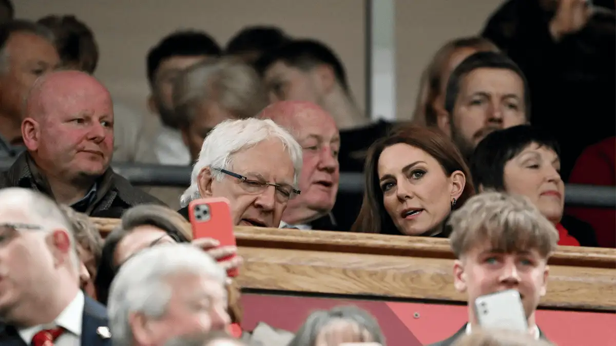 Kate keeps on smiling as she greets England rugby players following defeat to Ireland - after she and Anne braved the Six Nations crowds amid Royal week from hell - 3