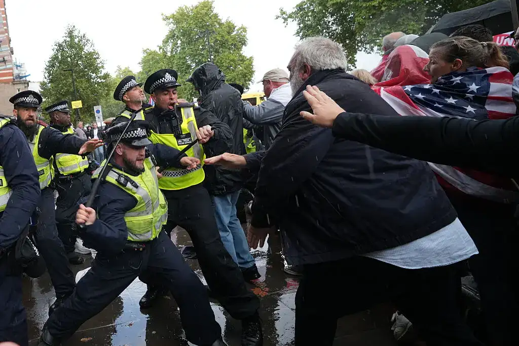 Every celebrity who has supported Tommy Robinson - 2
