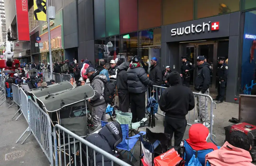 Swatch forced to close UK stores after huge queues for new watch spark safety crisis - 3