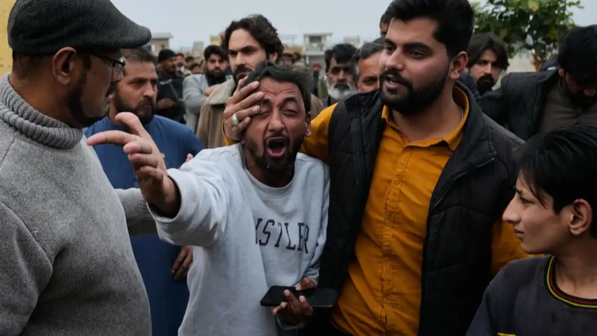 More than 30 killed in blast at Pakistan mosque, officials say - 1