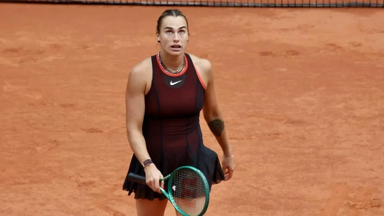 Shnaider stuns No. 1 Sabalenka at French Open - 2