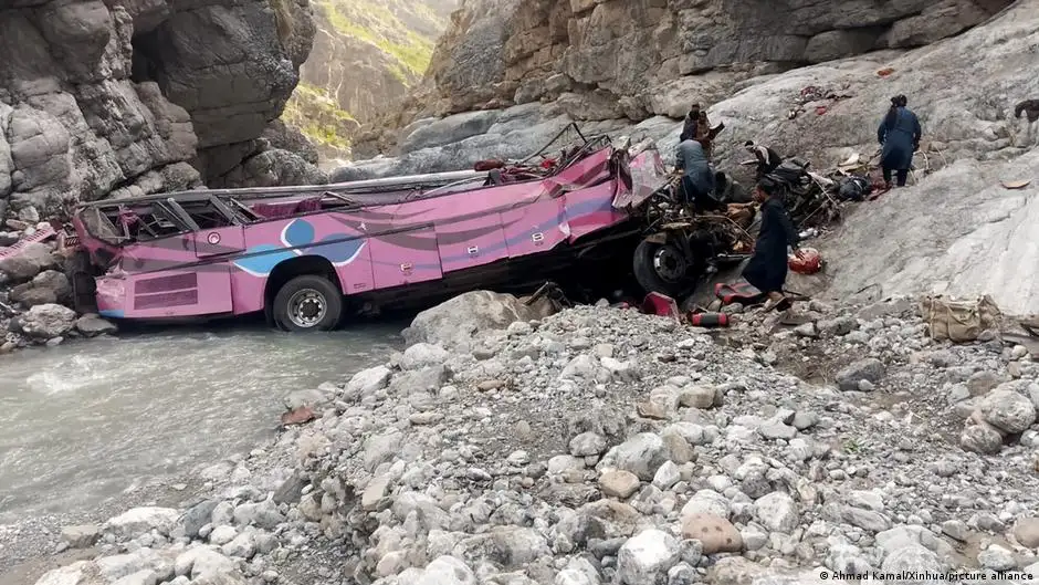 Officials say a crowded bus fell into a ravine in southwest Pakistan, killing 40 passengers - 4