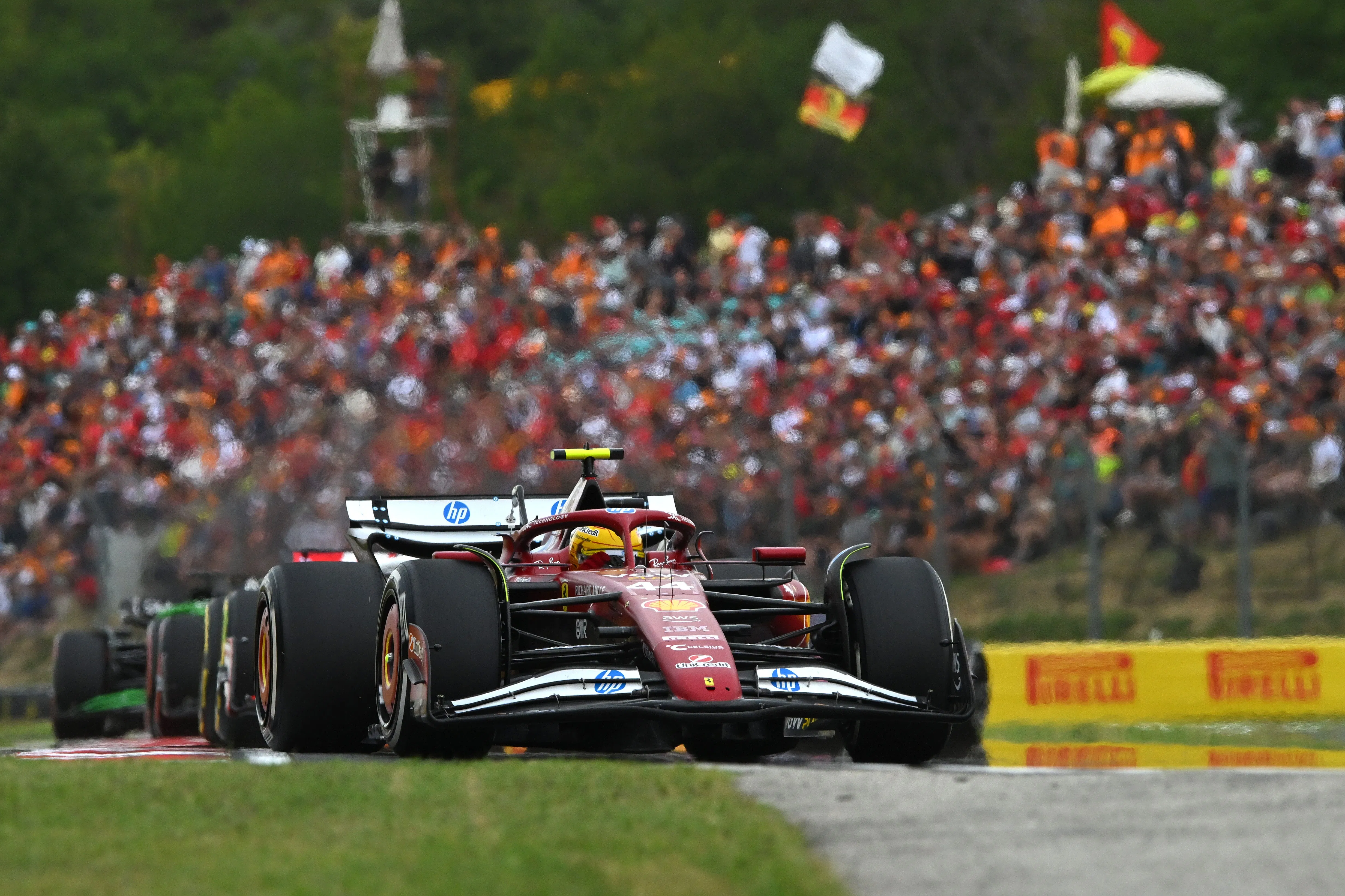 F1 LIVE - Ferrari admits ‘issue’ as Lewis Hamilton sent firm message in F1 testing - 1