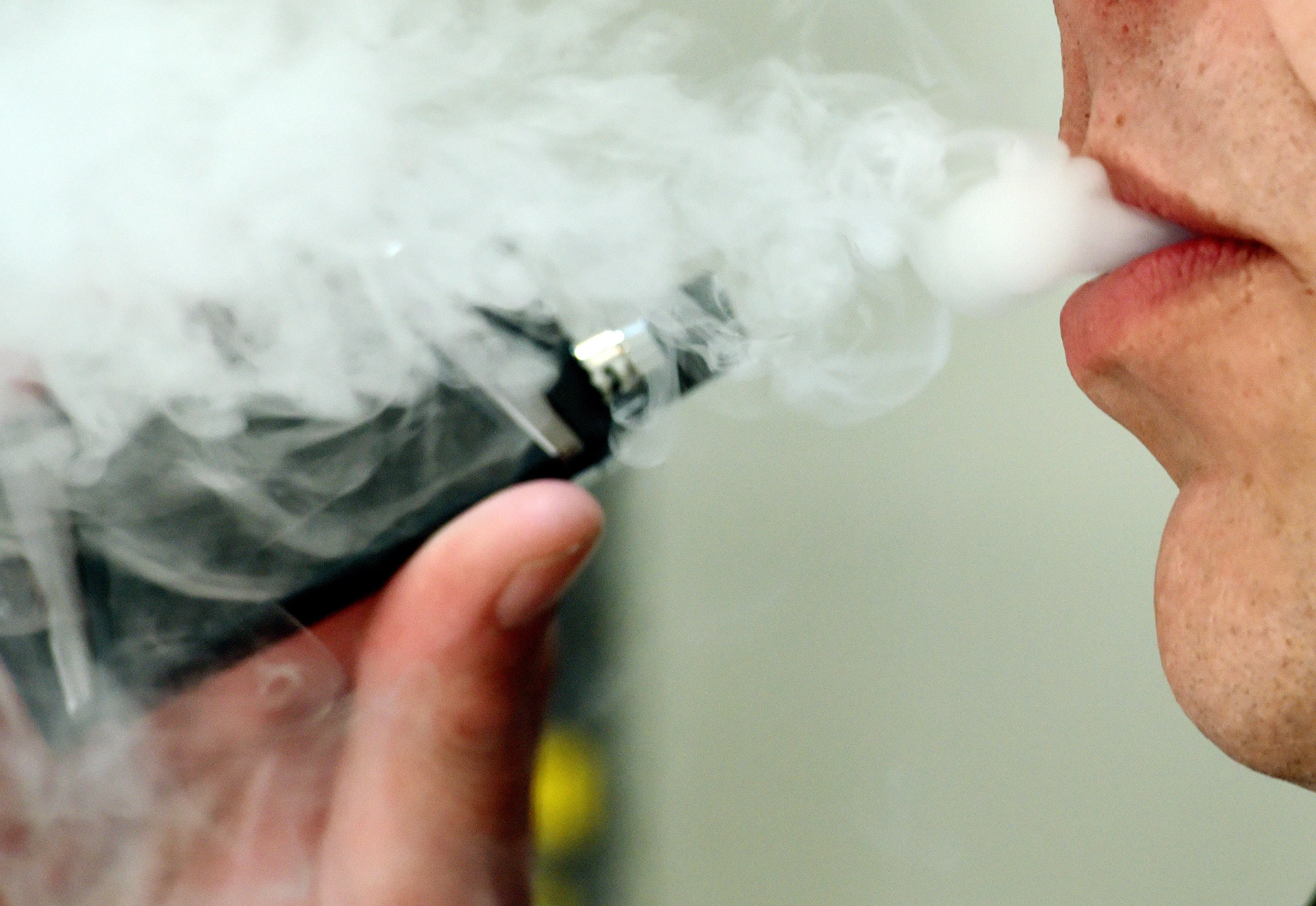 Vaping to be banned in cars carrying children under Government plans - 3