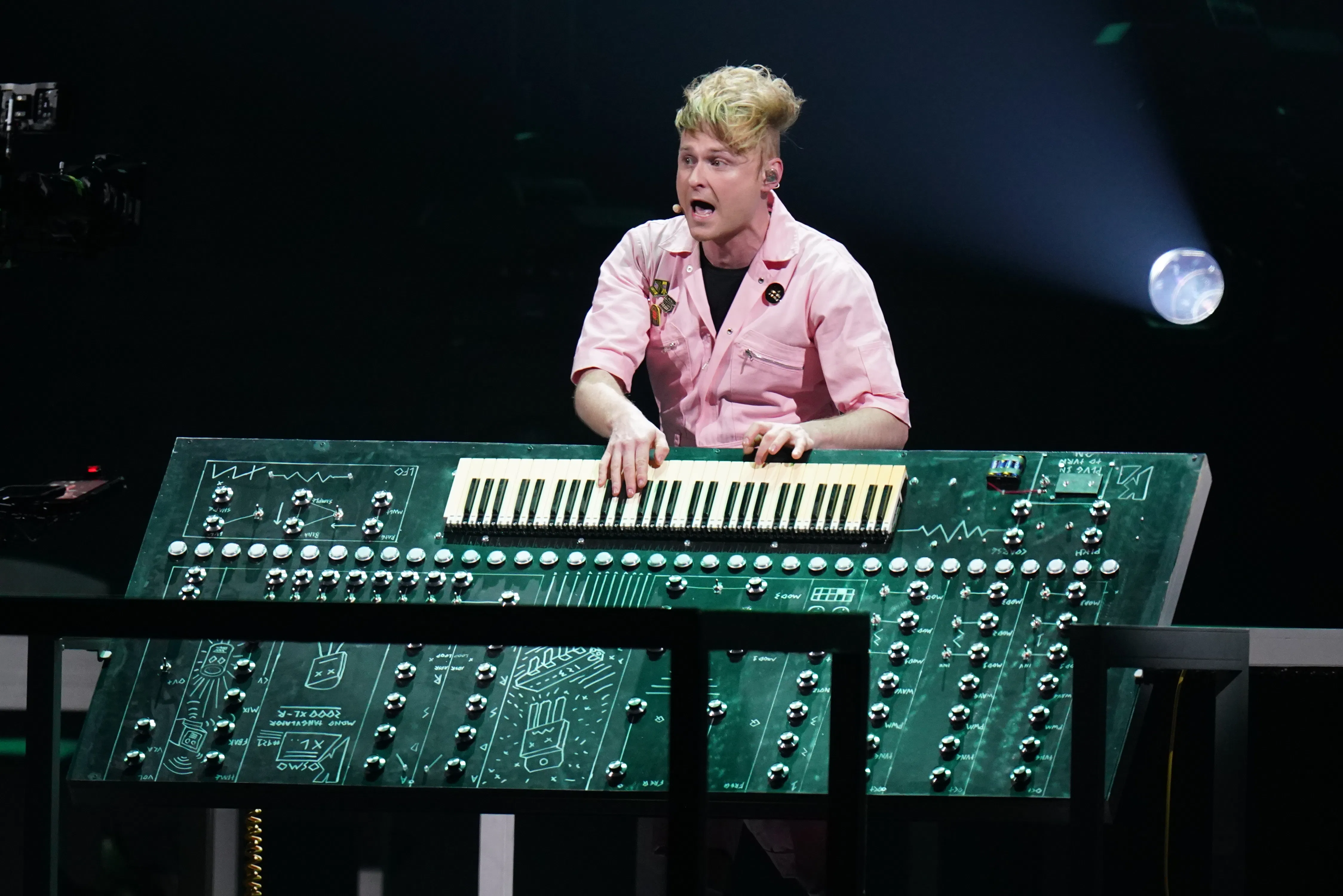 'Car crash': Eurovision 2026 fans deliver scathing verdict on UK Look Mum No Computer performance - 1
