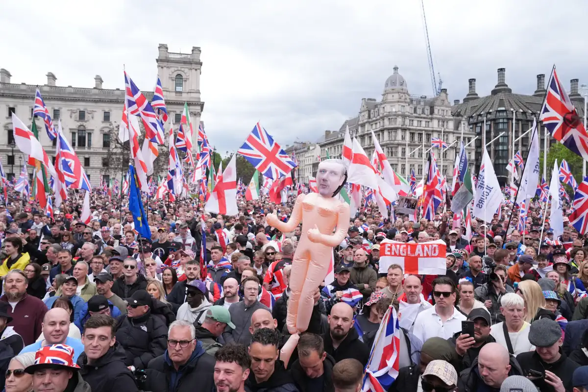 Thousands join rival rallies in London - 4