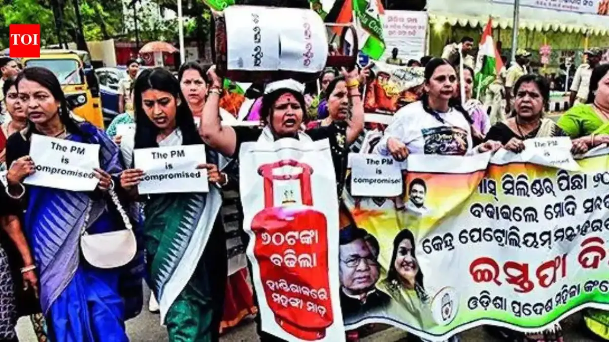 Protest staged in Kalaburagi against hike in LPG prices - 4