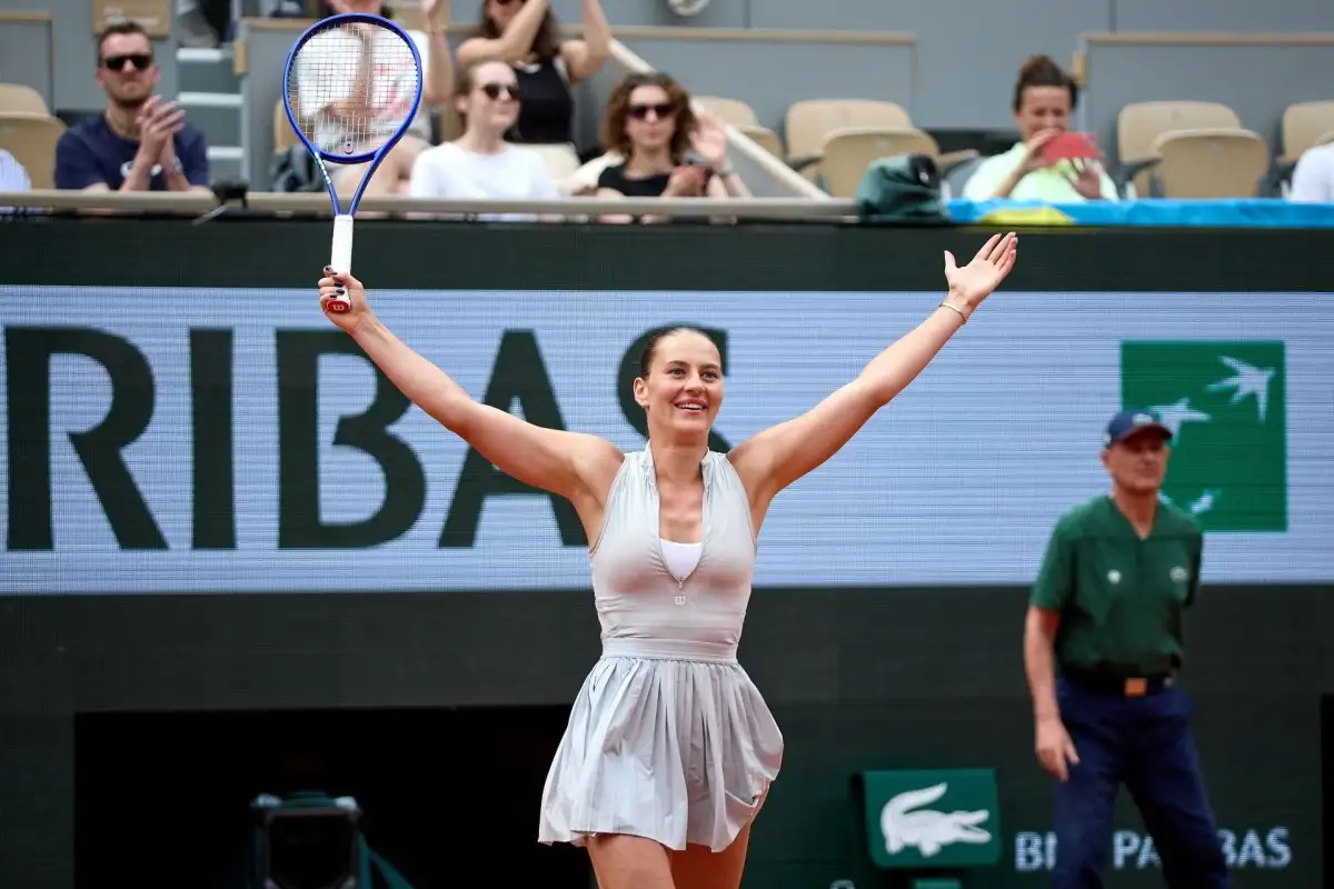 Kostyuk dances for the crowd - 1