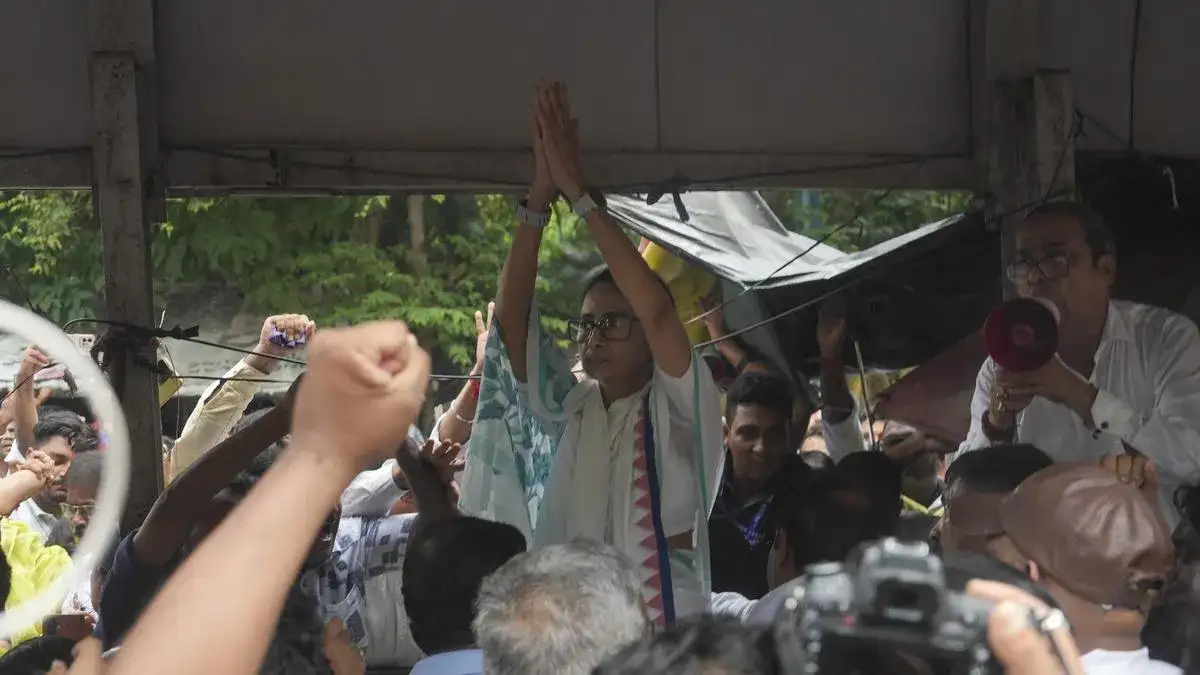Trinamool chief Mamata sits on dharna in Kolkata to protest 'post-poll violence' - 1