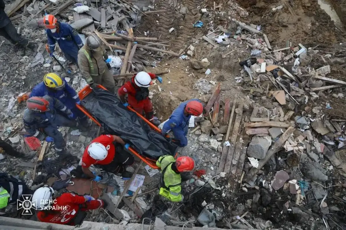 Rescuers search rubble of Kyiv flats after massive Russian strikes kill two - 2