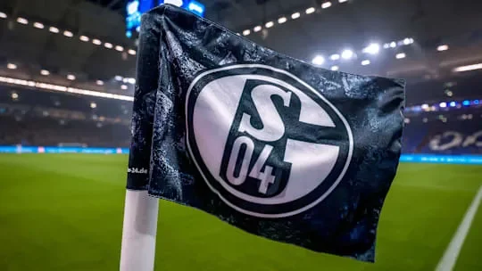 Schalke 04 announce new deal for key midfielder - 1