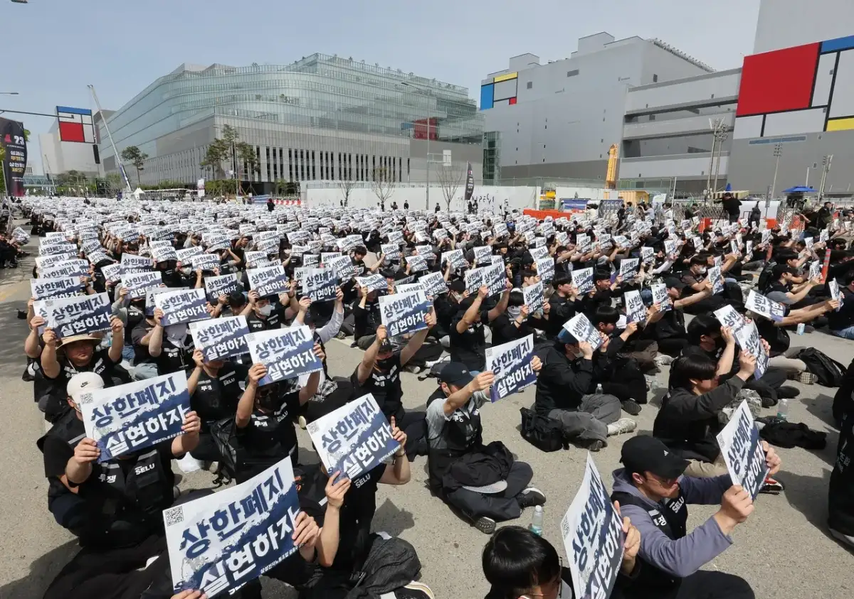 Samsung Faces 30,000 Protesters As Union Demands 15% Profit Share - 1