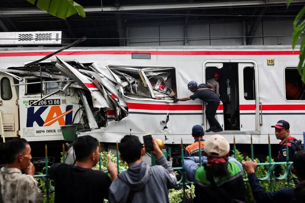 Indonesia commuter train crash toll rises to 14 as rescuers complete evacuation - 3