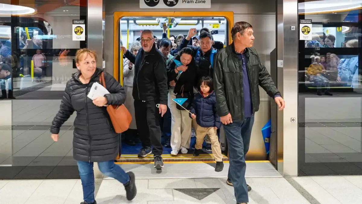 Australia news live: free public transport in Victoria extended; drivers slash fuel spending amid crisis - 3