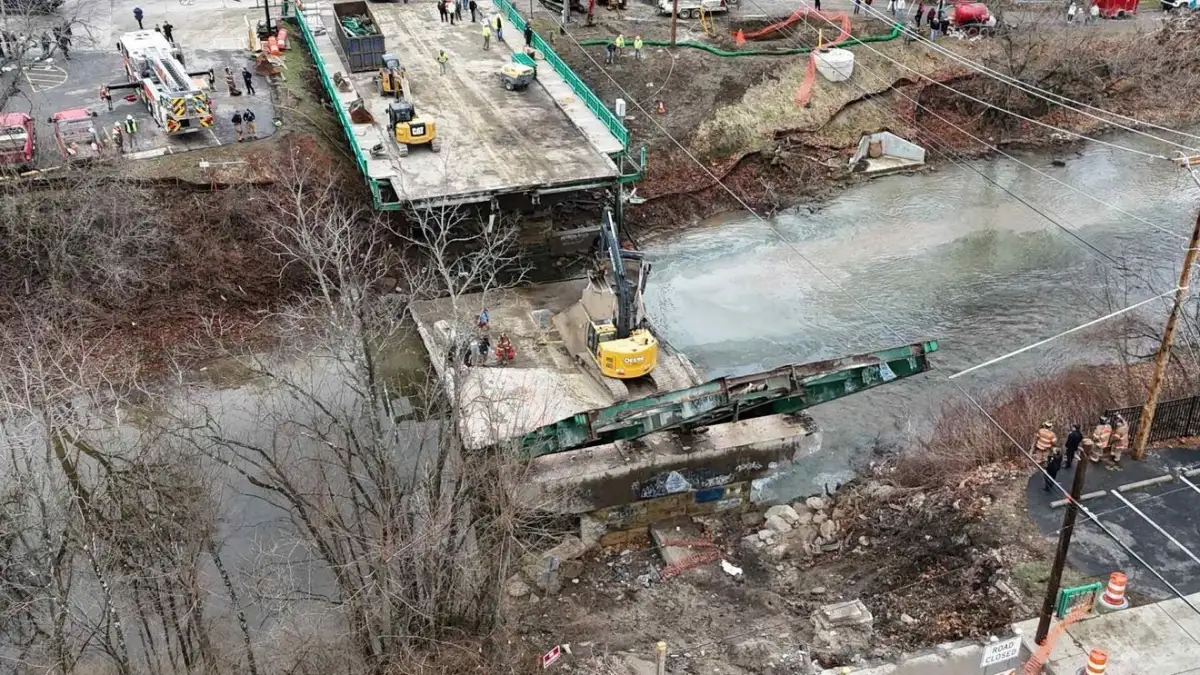 Video shows man's rescue after falling under bridge in Washington state - 1