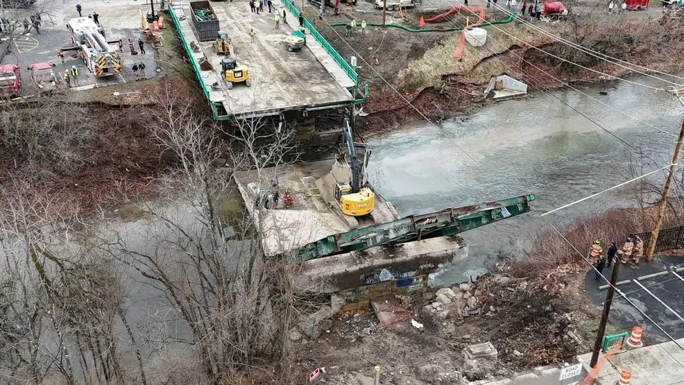 Video shows man's rescue after falling under bridge in Washington state - 2