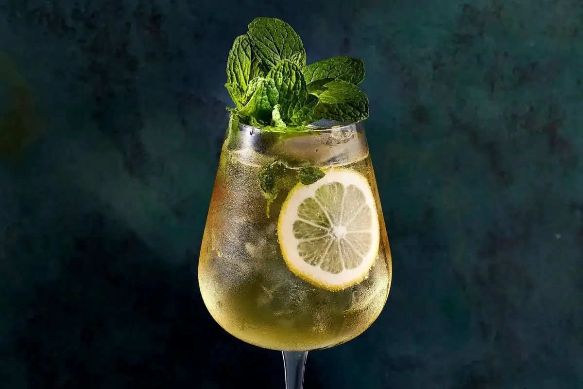 Put away the Aperol and raise a glass to Hugo spritz, the drink of the summer - 3