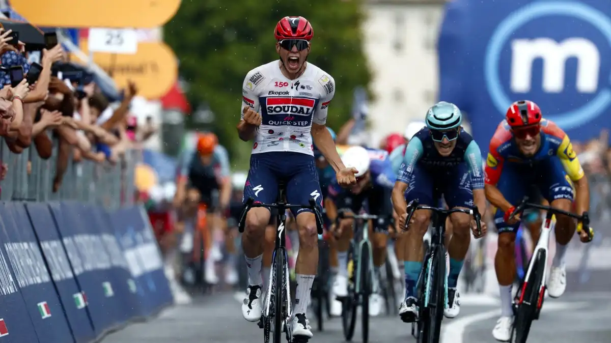 Magnier snatches stage 18 bunch sprint to seal hat-trick of Giro d’Italia wins - 1