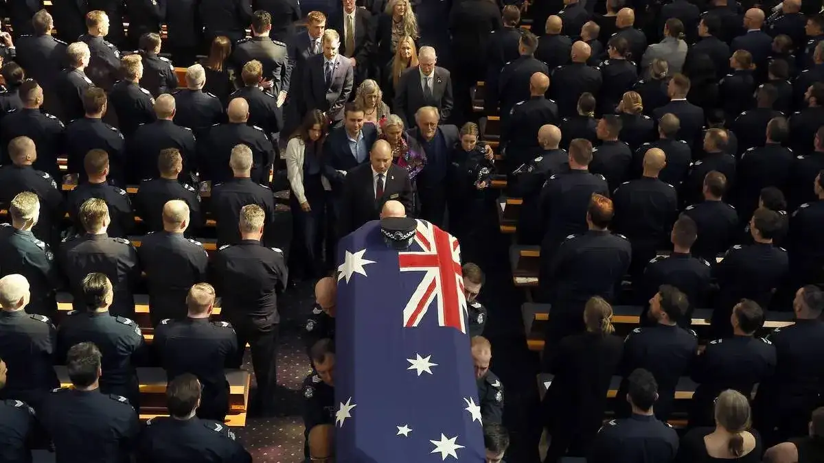 Victorian premier meets with family of slain hero security guard - 3