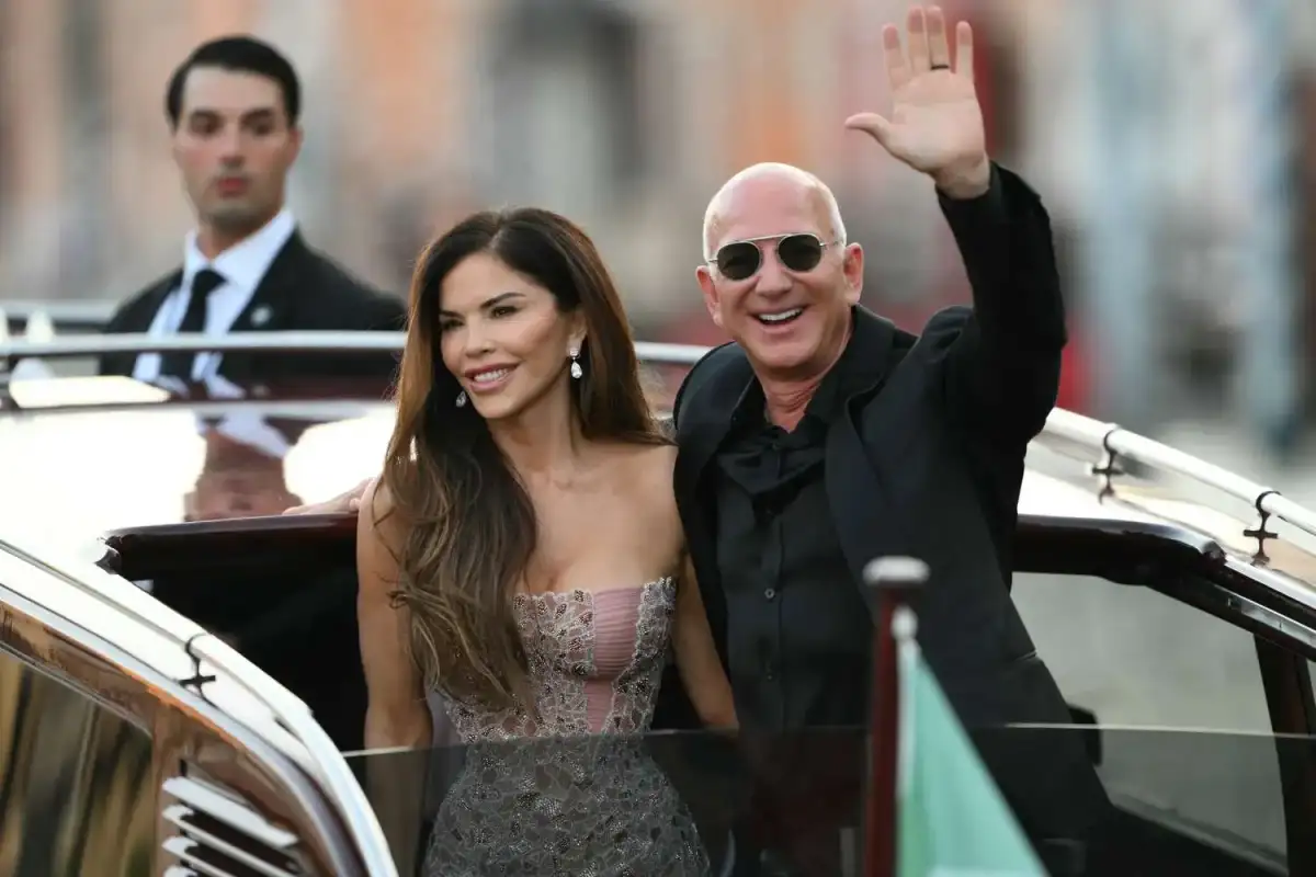 Who says money can’t buy happiness? Meet the unabashedly happy Mrs Sánchez Bezos - 4