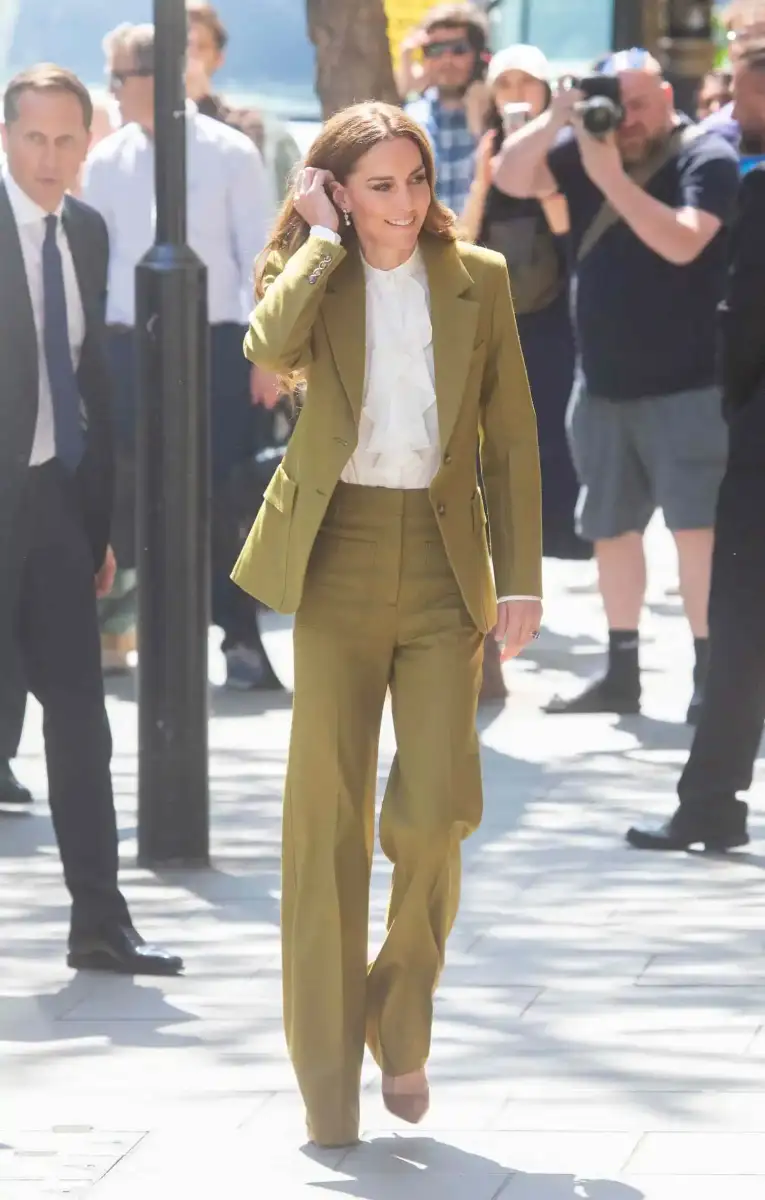 Beaming King Charles and Sir David Beckham are closer than ever as they reunite for first time since knighthood – see new photos - 2