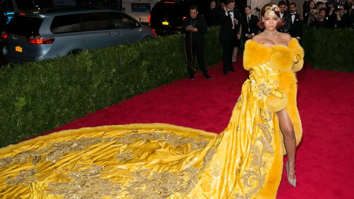 A-list star baffles Met Gala fans in bizarre living statue outfit.. but can you guess who? - 4