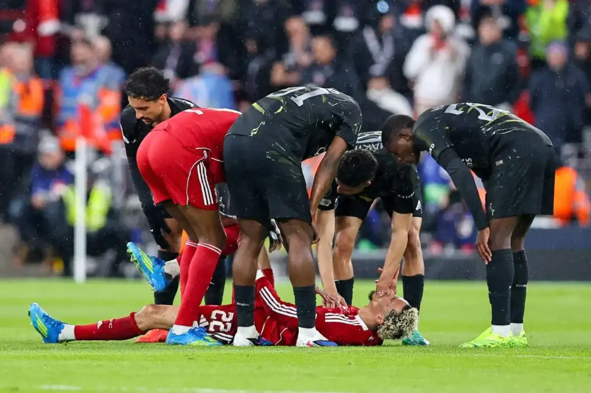 Ekitike suffers potential season-ending injury in Liverpool loss to PSG - 1