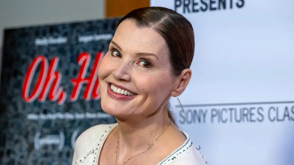 She was one of the biggest sitcom stars of the 1990s, see her now at 54 - 3