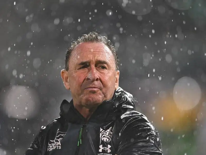 Stuart throws support behind long-time friend Bellamy - 1