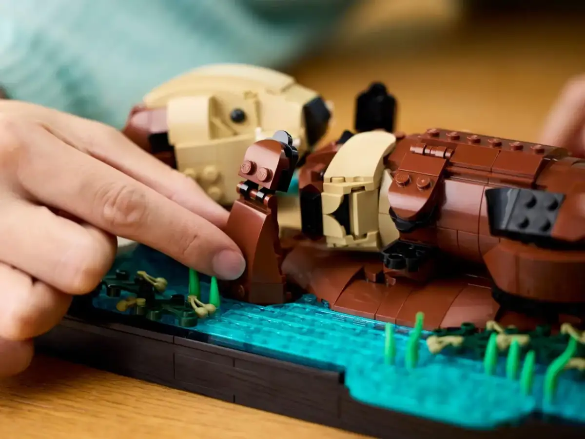 The Incredibly Cute LEGO Floating Sea Otters Set Is Now Up for Preorder - 3